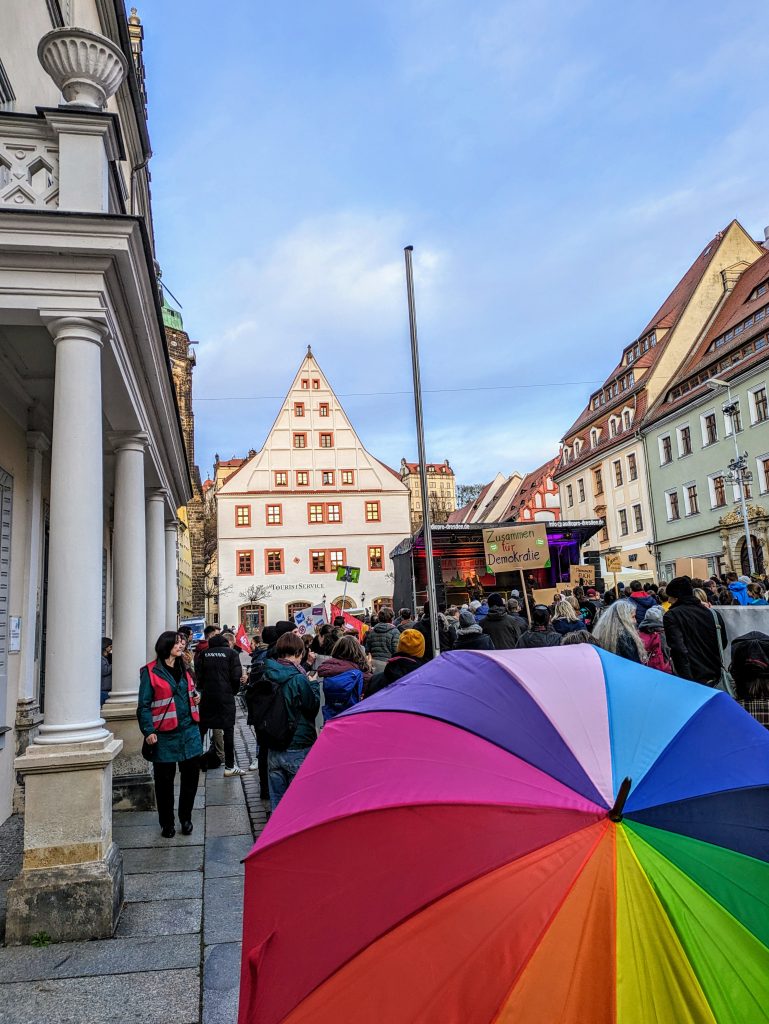 Bunter Regenschirm bei Demo am Rathaus Pirna