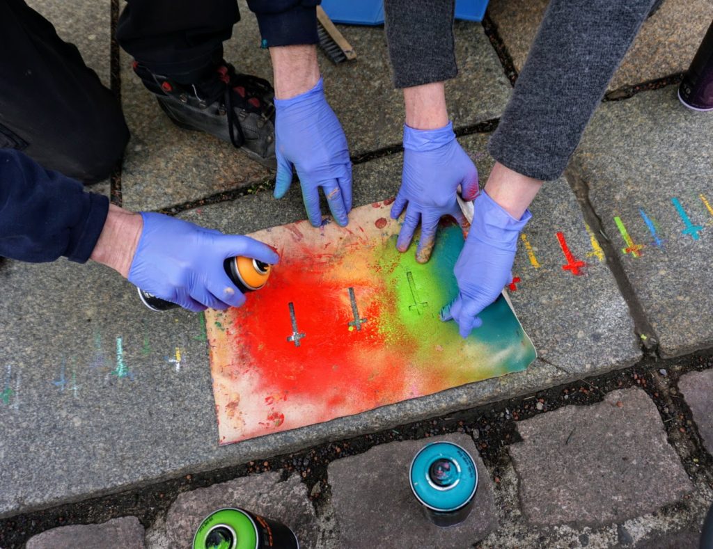 Kreuze der Gedenkspur sprühen