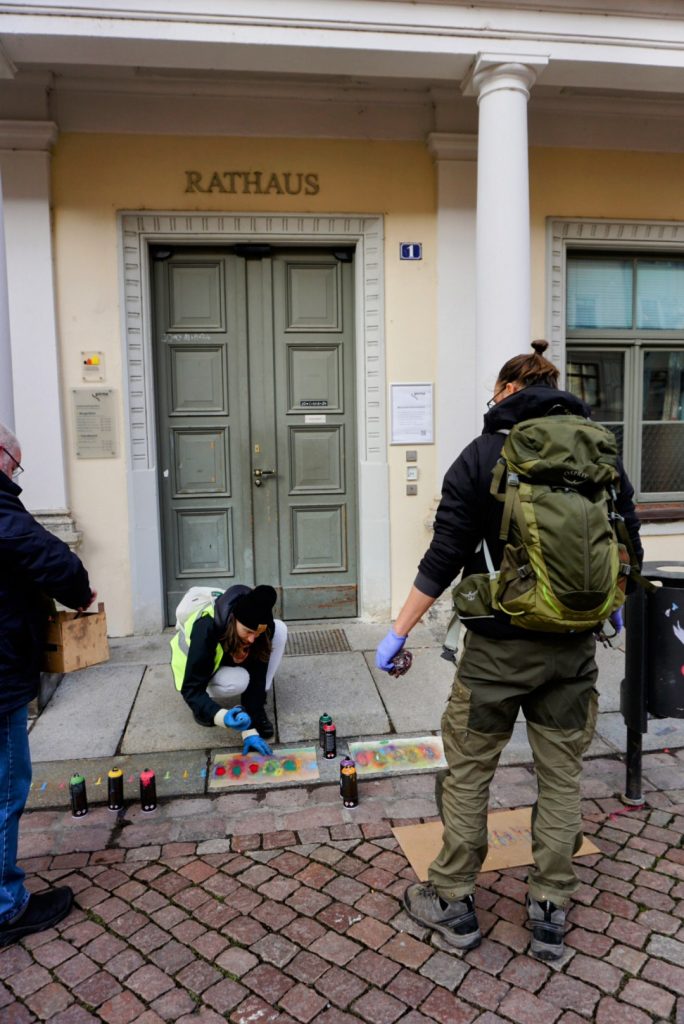 Kreuze der Gedenkspur sprühen vor Rathaustür